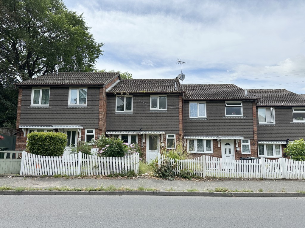 Lot: 25 - TERRACE HOUSE FOR REPAIR AND REFURBISHMENT WITH GARAGE - External of terrace house